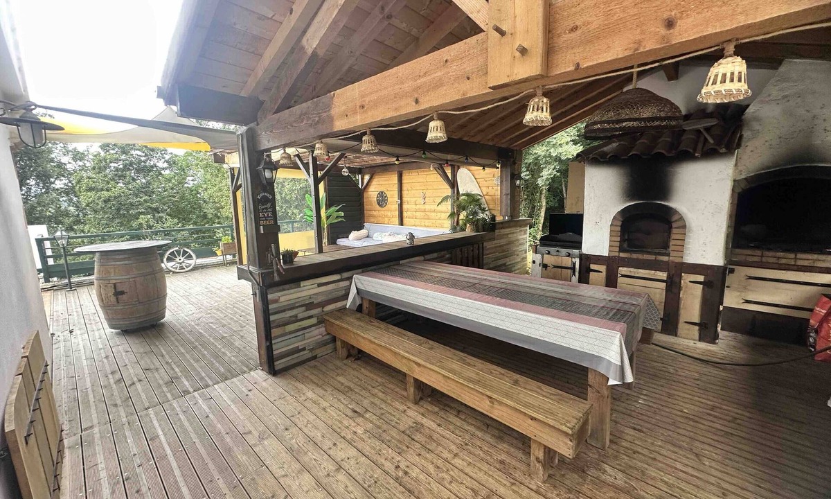 Ayherre Villa | Villa 'Maison Atypique Au Pays Basque' with Mountain View and Air Conditioning