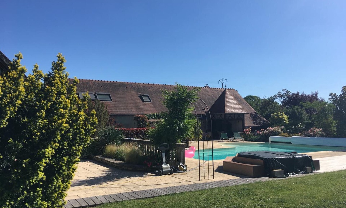 Toulon-sur-Allier Cottage | Villa with heated pool and garden near Moulins