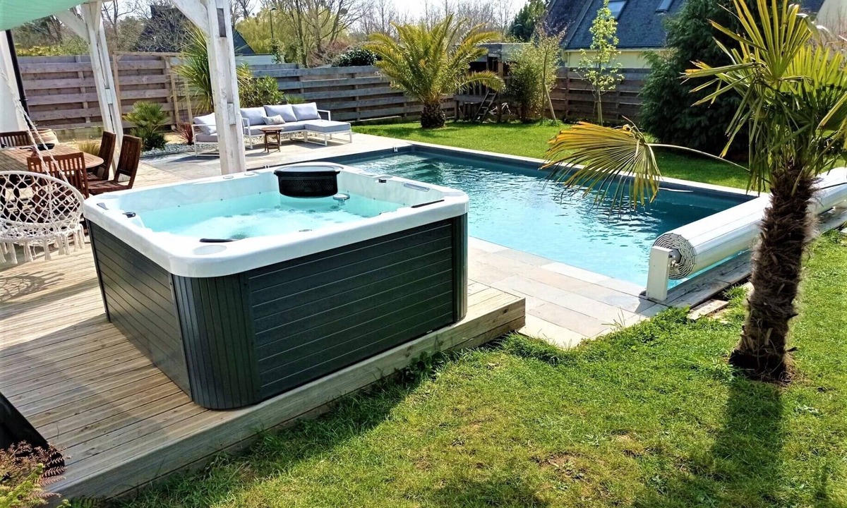 Kervignac Villa | Villa with heated pool and spa 10 minutes from the beach