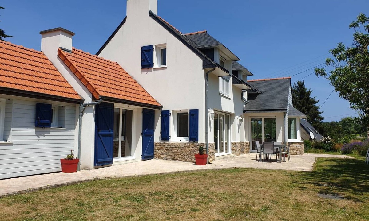 Tregastel House | Villa with WIFI, garden, 700m from the beach in TREGASTEL