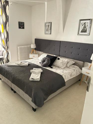 Excideuil Bed & Breakfast | Vue du Chateau Gite Studio