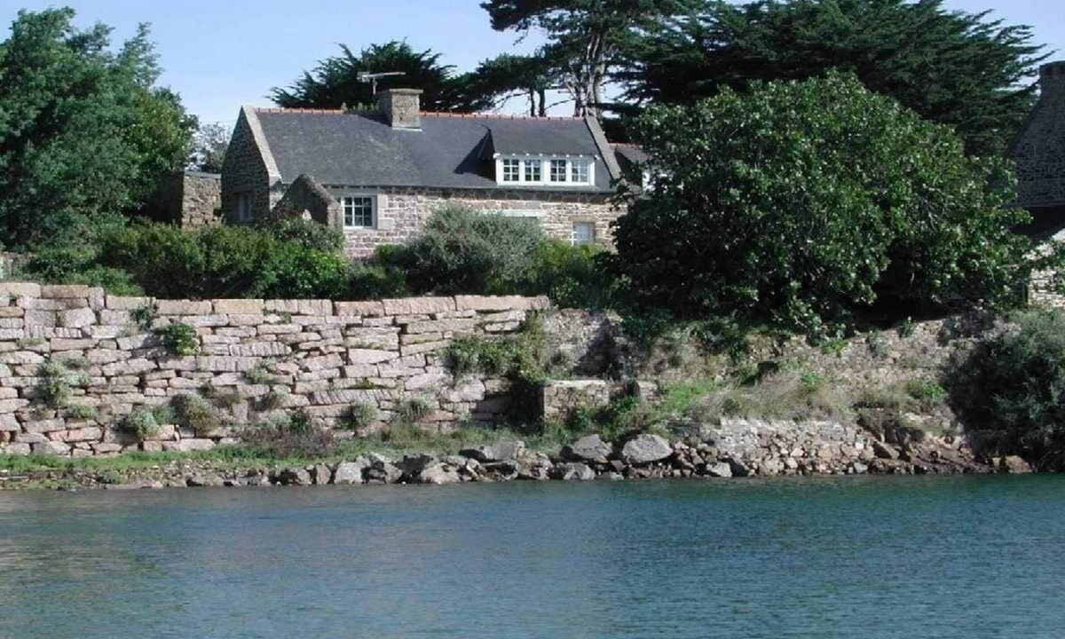 Lanmodez House | Waterfront charm and authenticity! Rated 3 stars.