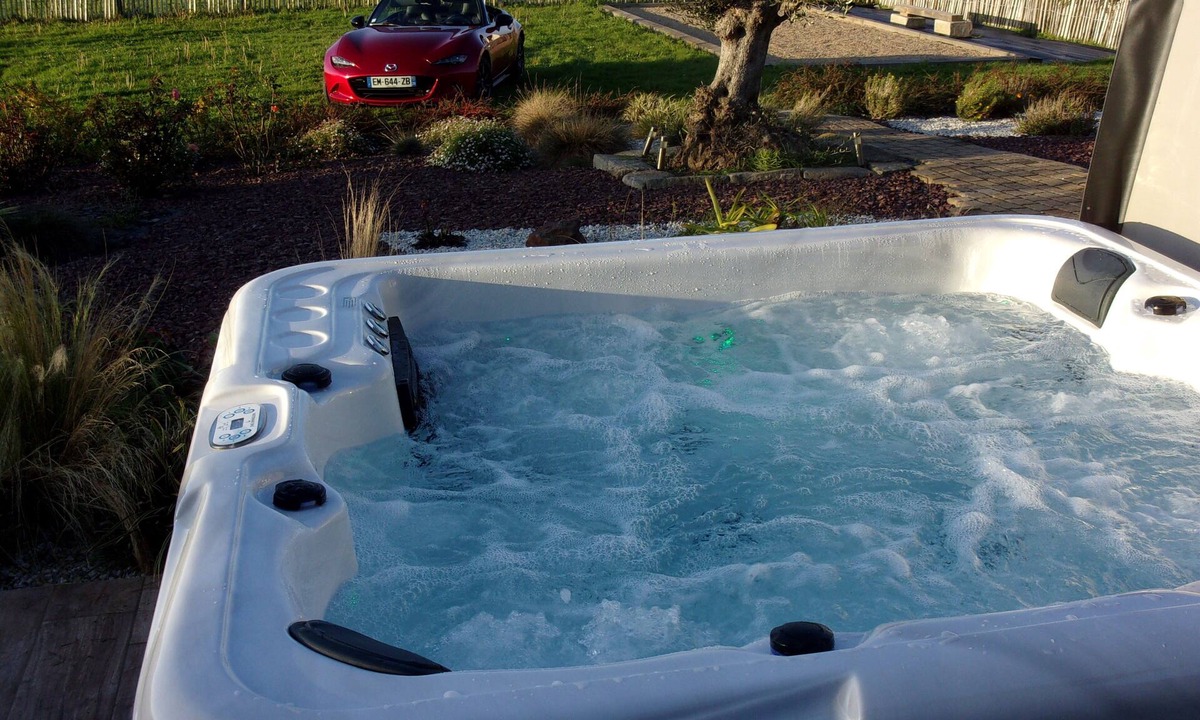 Santec Villa | West cape; 100m beach; Batz island view;jacuzzi;wifi.