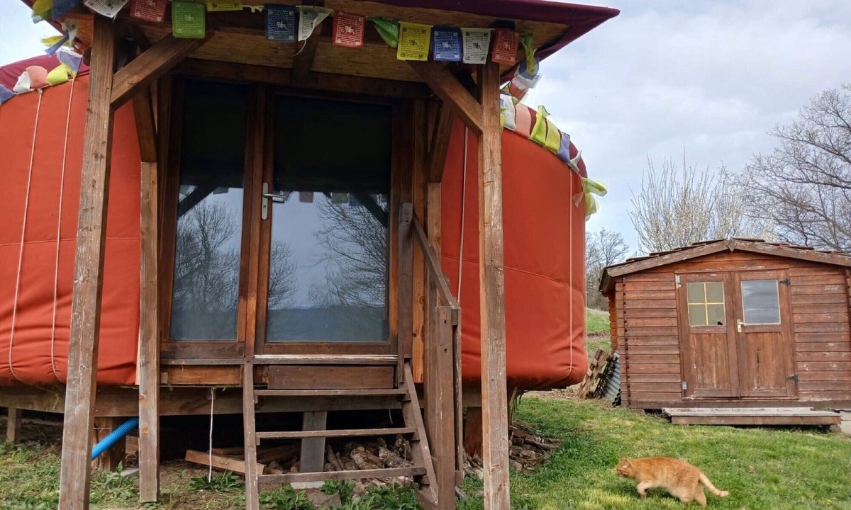 Beaulieu Bed & Breakfast | “Yurt” Guest Room with Mountain View and Shared Garden