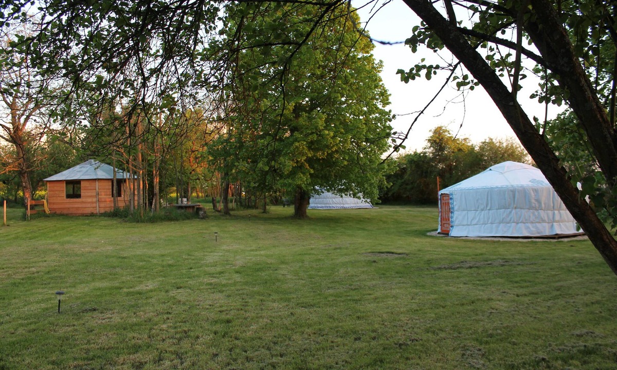 Villeneuve-sur-Yonne Cottage | Yurt yurt couple or family (price base 1 yurt 2 people)