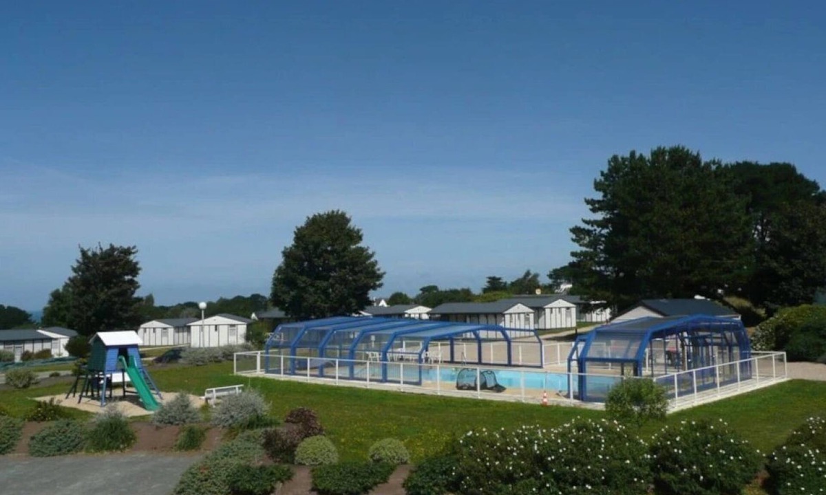 Plestin-les-Greves Ski Chalet | ZEcamping 2 étoiles piscine couverte chiens acceptés hammam et jacuzzi