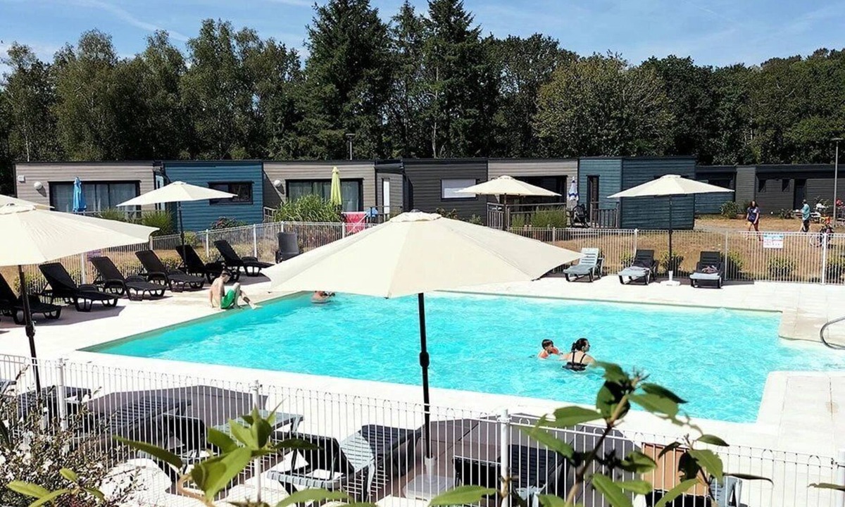 Malansac Ski Chalet | ZEcamping 3 étoiles piscine chauffée cottage TV LV 55m2 6 pers