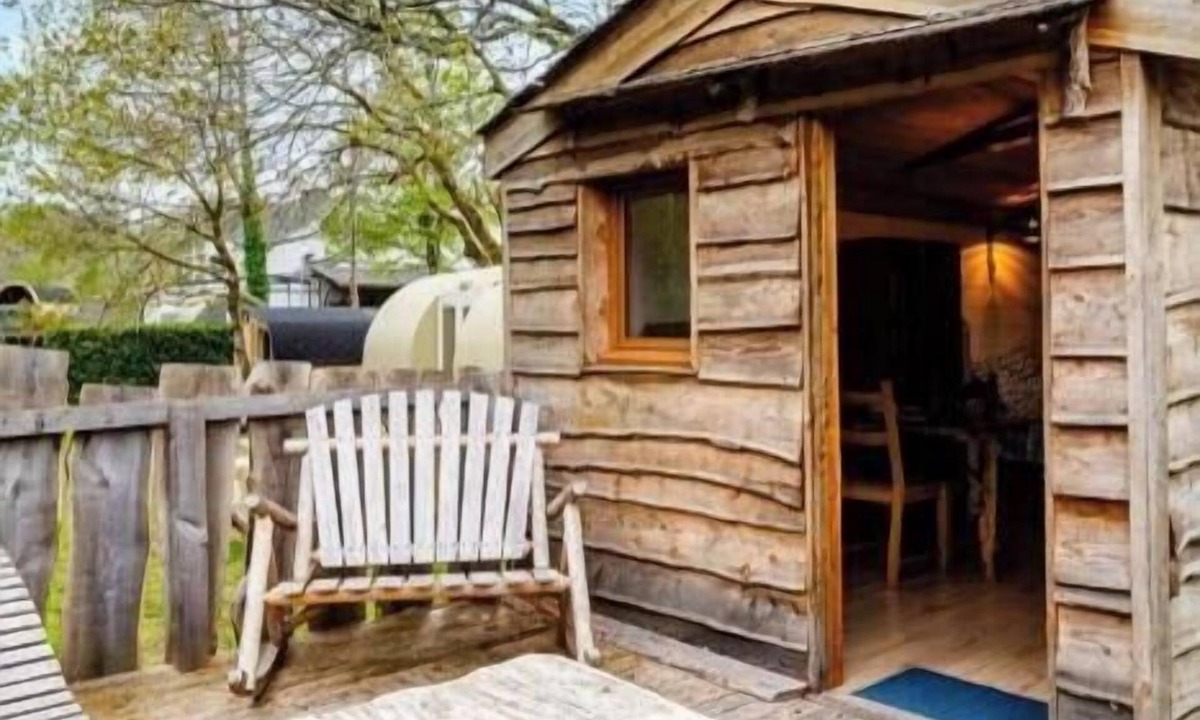 Huelgoat Cabin | ZEcamping 3 étoiles piscine chauffée chiens acceptés cabane BBQ 14m2