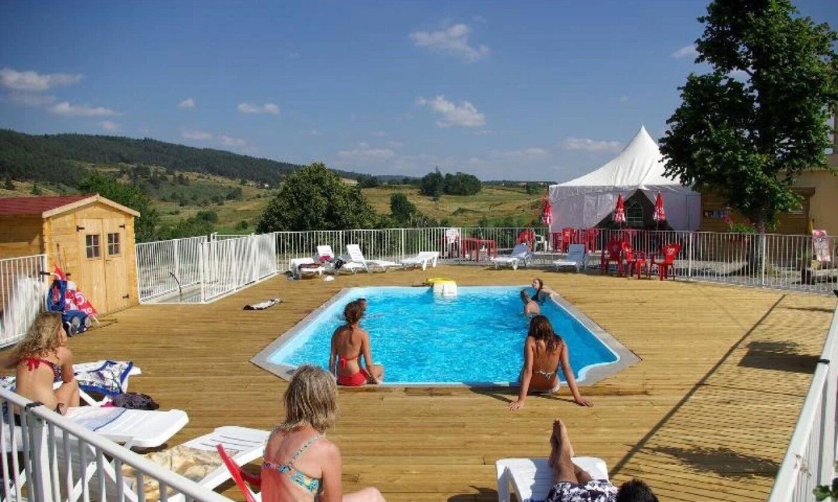 Langogne House | ZEcamping 3 étoiles piscine chauffée chiens acceptés mobil-home BBQ