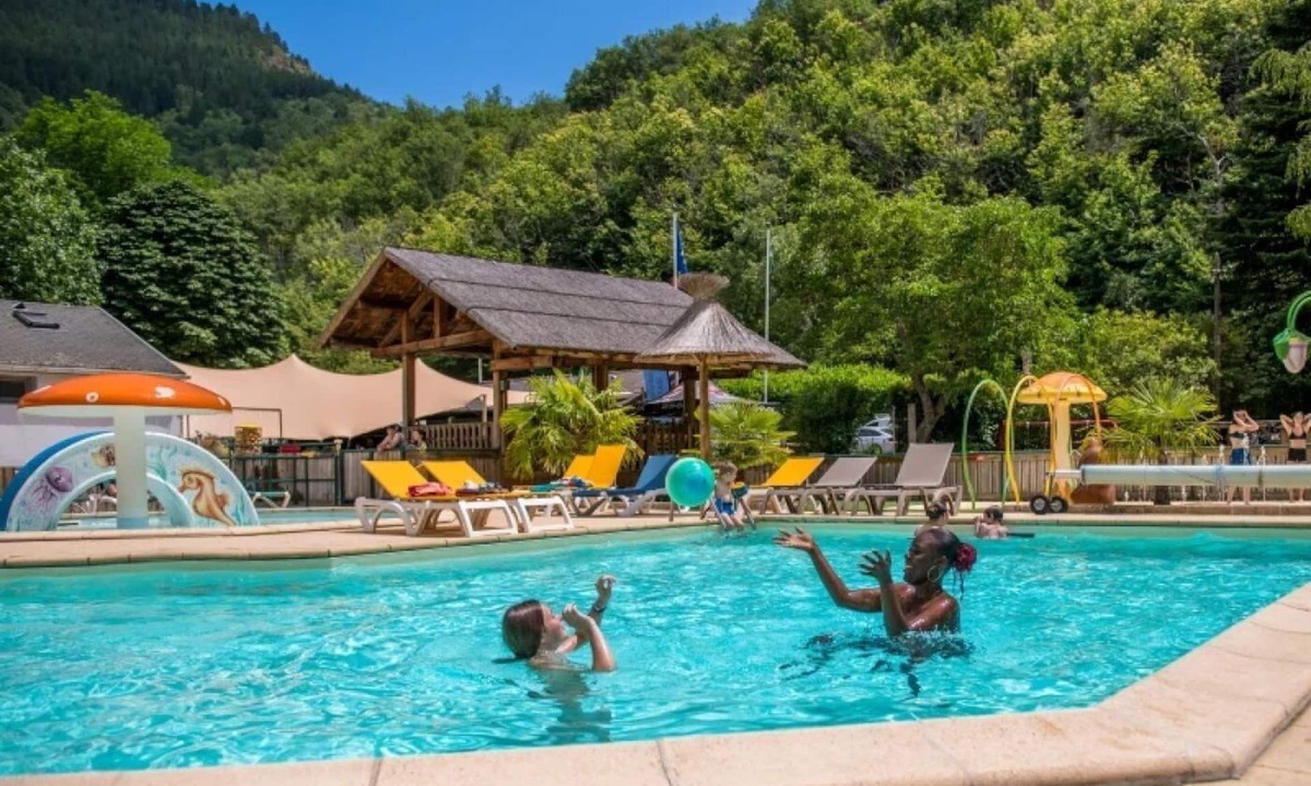 Florac House | ZEcamping 3* club enfant équitation piscine chauffée