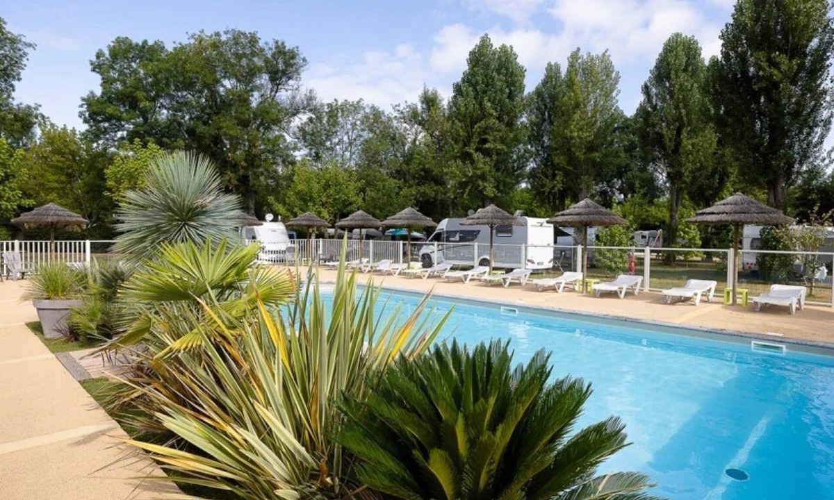 Montpon-Menesterol House | ZEcamping 3* piscine chauffée club enfant tente 34m2 5 pers
