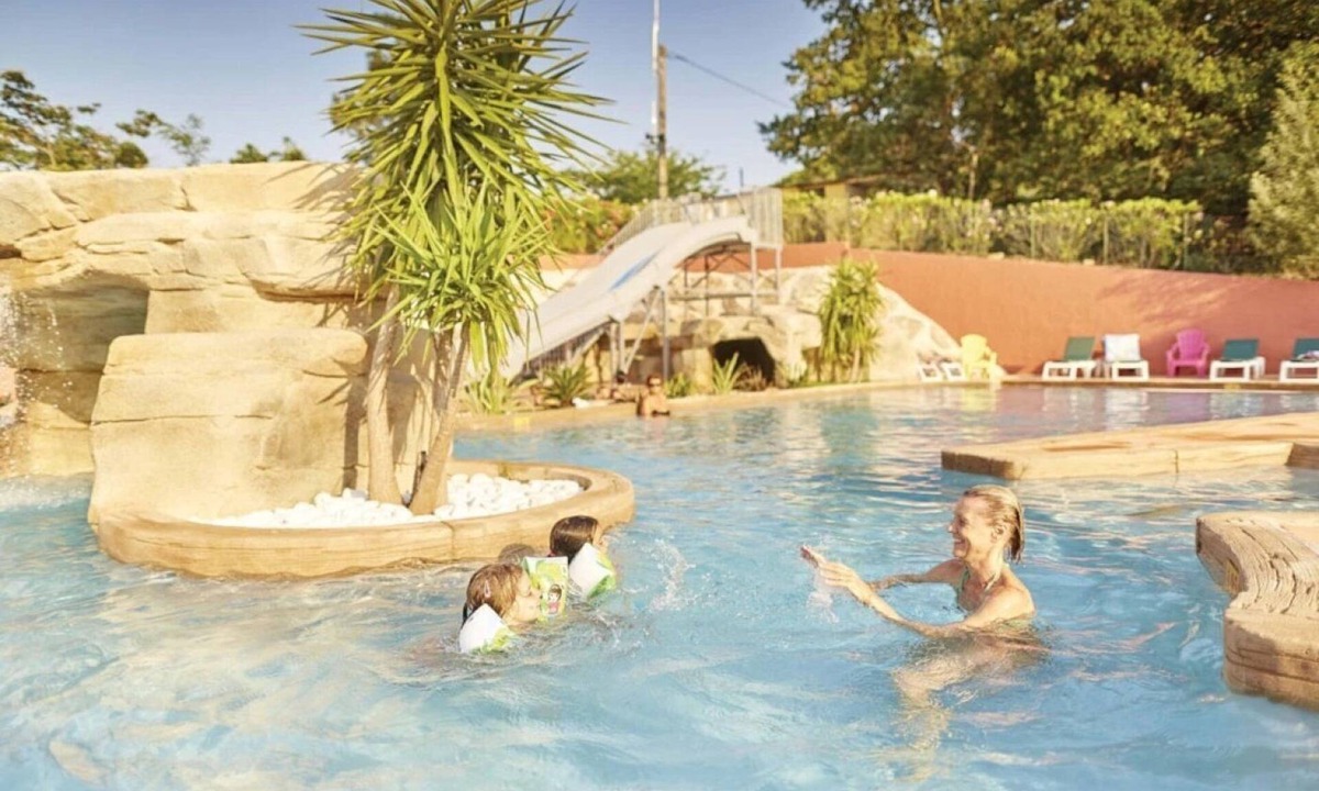 Laroque-des-Alberes House | ZEcamping 4* animé piscine couverte pet friendly locatif TV BBQ clim