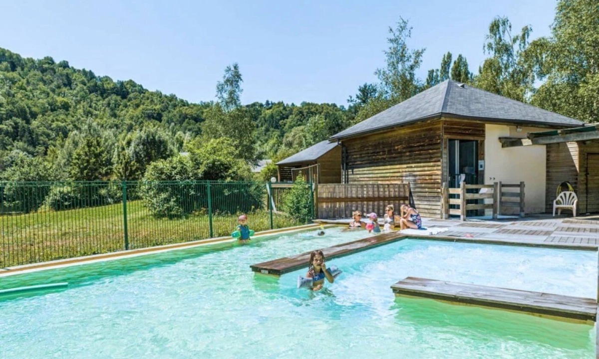 Saint-Germain-du-Teil Ski Chalet | ZEcamping dog friendly piscine chauffée et restaurant bord de rivière