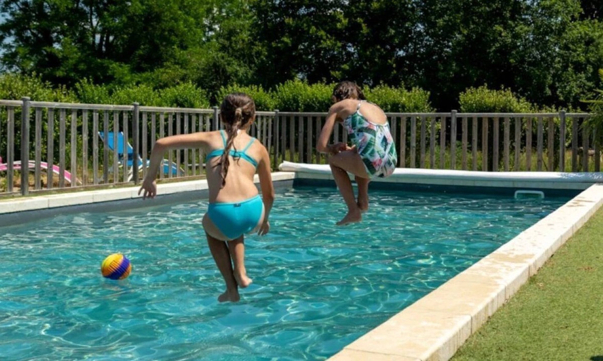 Chassenard House | ZEcamping piscine chiens acceptés roulotte BBQ 18m2 3 pers