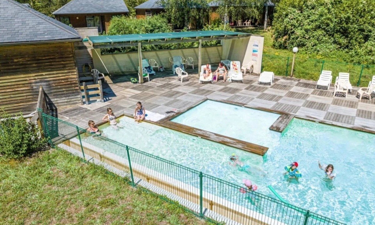 Saint-Germain-du-Teil Ski Chalet | ZEcamping piscine chauffée pet friendly chalet TV LV BBQ 31m2 6 pers