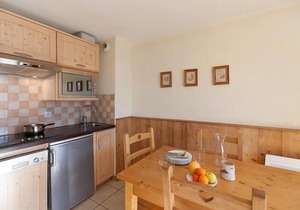 200m from resort center, 4th floor, balcony, tv, ski locker, 40m², Serre Chevalier