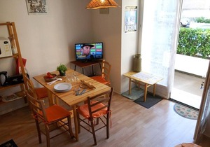 Ground Floor 2-Room Apartment with Garden, Parking, Near Shops and Thermes