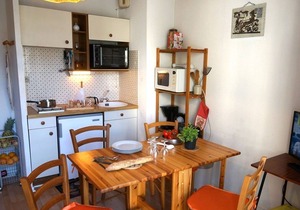 Ground Floor 2-Room Apartment with Garden, Parking, Near Shops and Thermes
