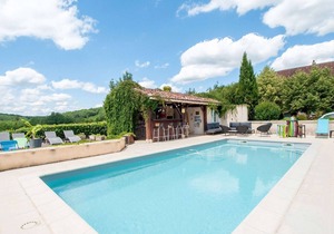 Idyllic Holiday Home in Dégagnac with Jacuzzi near River