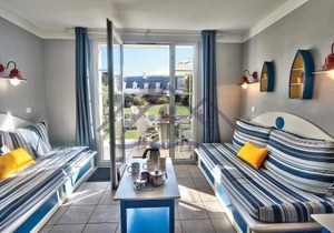 LocaLise - Maison E2 au Guilvinec - A 20m de la mer avec jardin et piscine - Tout à pied, plage, port, centre commerces, marché - Wifi inclus - Vue mer de la chambre - Animaux bienvenus - Linge de lit inclus