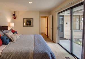 Spacious condo with pools, hot tub, & sandy beach access in Manson
