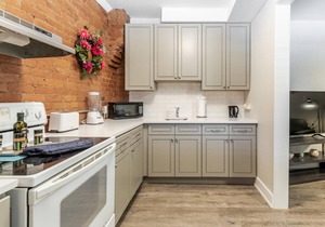 Upscale 2BR Apt with King Bed & Netflix in Beasley