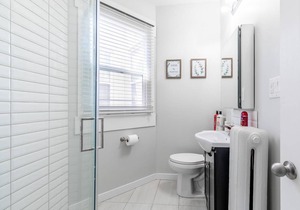 Upscale 2BR Apt with King Bed and Netflix- Prime Location! in Beasley