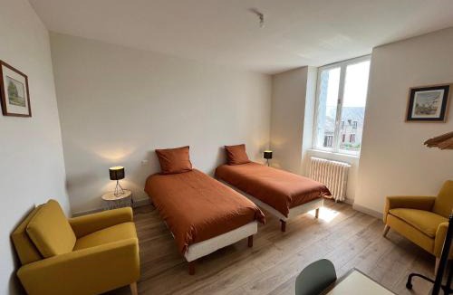 Paudy House | École rénovée avec terrasse, 3 chambres, draps, ménage et chauffage inclus - FR-1-591-344