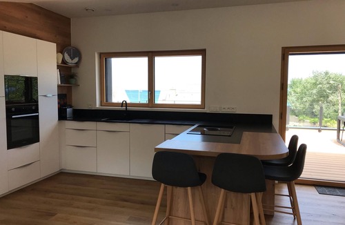 Plerin House | Évasion en bord de mer – Maison moderne à 30 m du sable