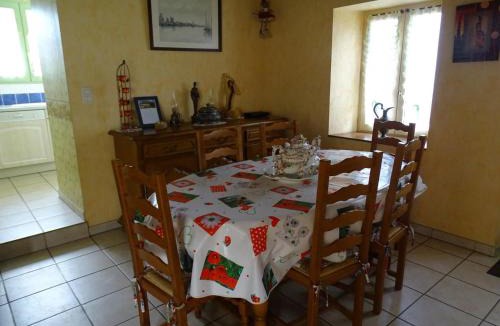 Conge-sur-Orne House | Évasion rustique avec cheminée et vélos, proche du Mans - FR-1-410-166