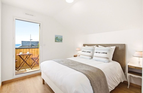 Saint-Vaast-la-Hougue House | Ô Gite de la Mer - Sea view - Wood stove - Spacious