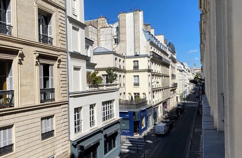 Quartier de la Porte-Saint-Denis Apartment | 1 Bed Apartment Sleeps 4 Mezzanine -WiFi -Tv