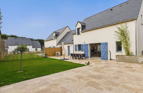 Penvins House | 1 km from the beach – House for 7 adults & 3 children