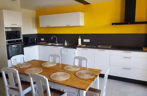 Varades House | 10-minute walk from La Loire, spacious country gîte. Ideal for families.