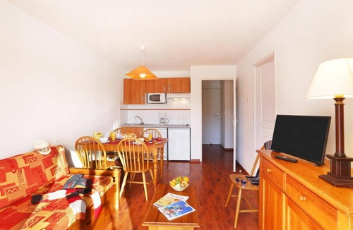 Ax-les-Thermes Apartment | 100m from resort center, swimming pool, sauna, ski locker, 31m², Ax-Les-Thermes