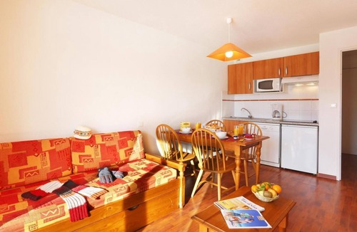 Ax-les-Thermes Apartment | 100m from resort center, swimming pool, sauna, ski locker, 37m², Ax-Les-Thermes