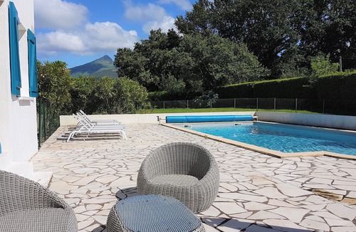 Urrugne House | 12 persons - 6 bedrooms - quiet - swimming pool - mountain view - 6km St Jean Lu