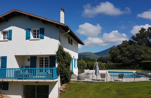 Urrugne House | 12 persons - 6 bedrooms - quiet - swimming pool - mountain view - 6km St Jean Lu