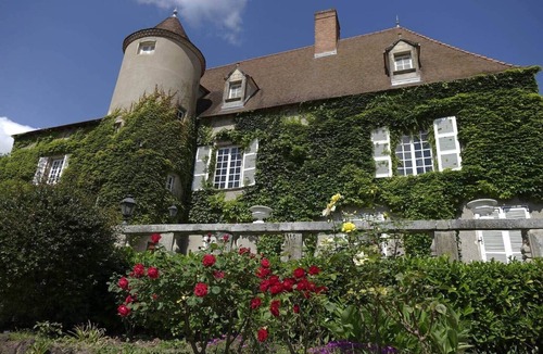 Artonne Villa | 15th c. Castle, up to 25 people, pool and park