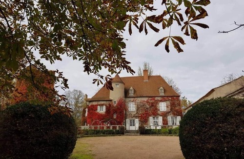 Artonne Villa | 15th c. Castle, up to 25 people, pool and park