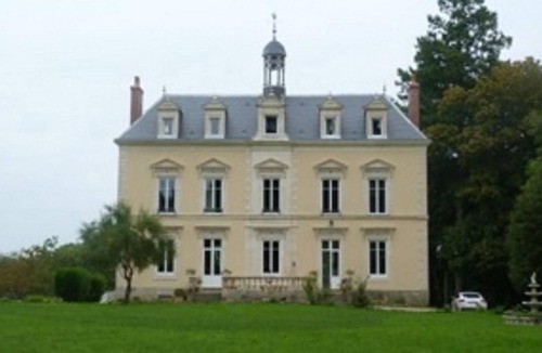 Parennes Bed & Breakfast | 19th Century Chateau with Spacious Rooms, Private Bathrooms, Breakfast & Wifi in 2-Hectare Park