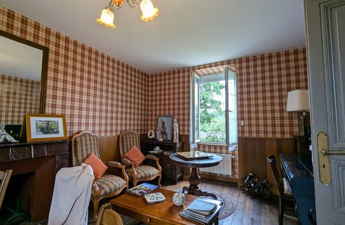 Jeu-les-Bois Cottage | 19th-century hunting lodge, 2 bedrooms, garden, near GR46, WiFi