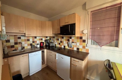 Les Angles Apartment | 2-Bedroom Cabin Apartment with Parking, Lake View