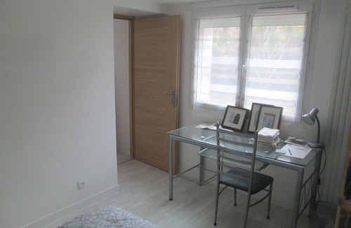 Echirolles Apartment | 2-room accommodation bedroom and living room with small garden