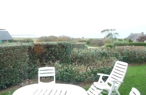Arzon Apartment | 2 roomed apartment for 4 to 5pers, ground garden, stunning sea views, à150m Beach