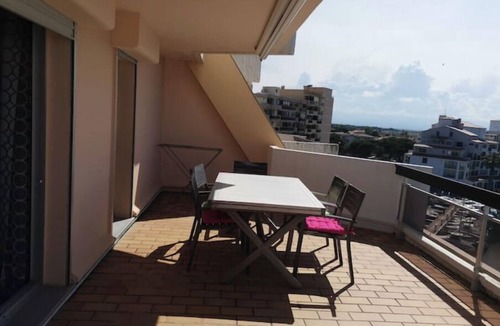 La Jetee Apartment | 2-star air-conditioned apartment near the beach with gated private parking