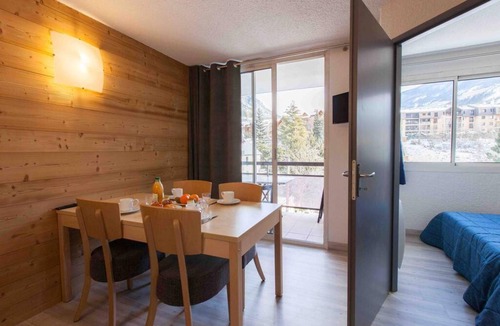 Briancon Apartment | 200m from resort center, 3rd floor, balcony, tv, ski locker, 29m², Serre Chevalier