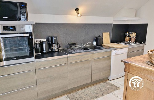 Chammes Cottage | 3-bedroom independent house - modern comfort and historic charm, pets allowed