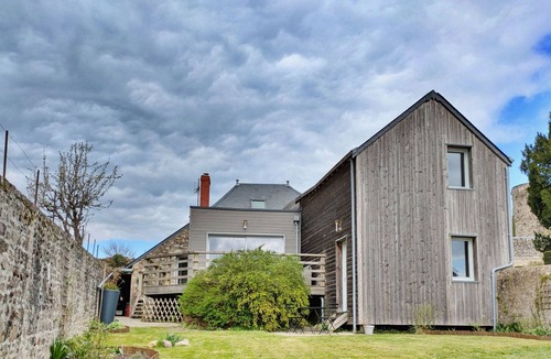 Chammes Cottage | 3-bedroom independent house - modern comfort and historic charm, pets allowed