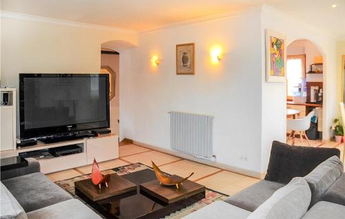 Autun Apartment | 3 Bedroom Stunning Apartment In Autun